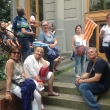 El grupo aficionado por la mística judía - Kabala, organizado por Rosana, que vinó a Praga de Barcelona, para rezar donde la tumba de Maharal en el cementerio judío de Praga, en la visita por el Barrio Judío el día 12 de junio del 2015